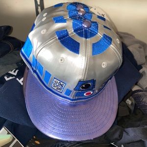 Star wars R2D2 New Era Cap Used Size:  7 1/2
Top button has a scrape